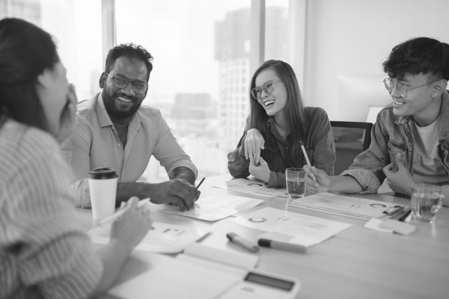 Interaktive Gruppendiskussion zwischen Teilnehmern verschiedener Branchen