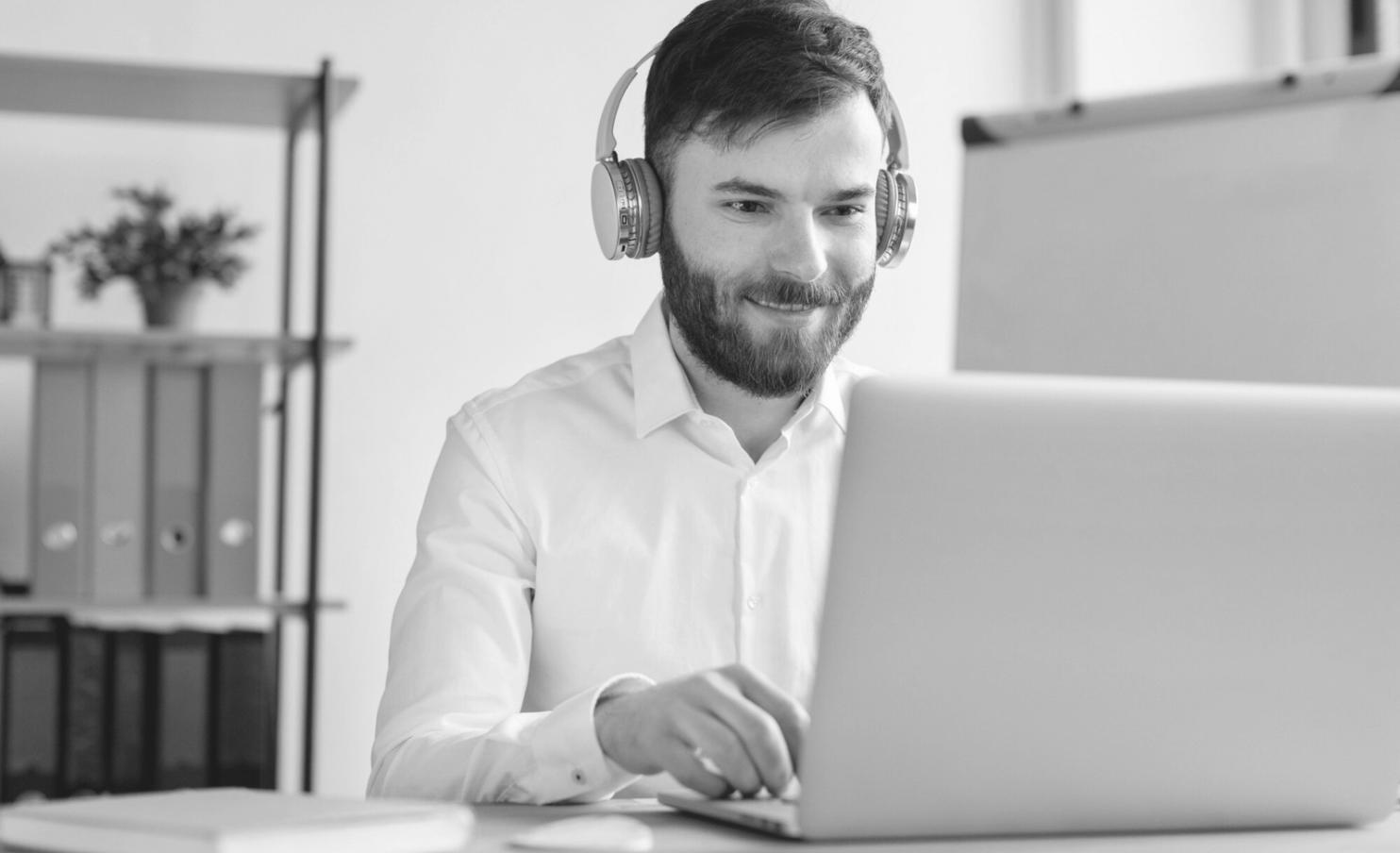 Praktische Zusammenarbeit in modernem Lernumfeld